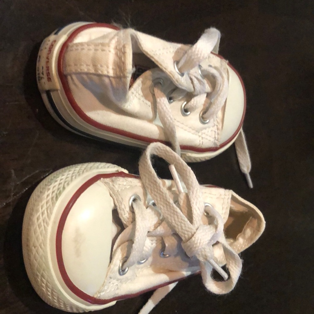 Infant size 5 shoe converse